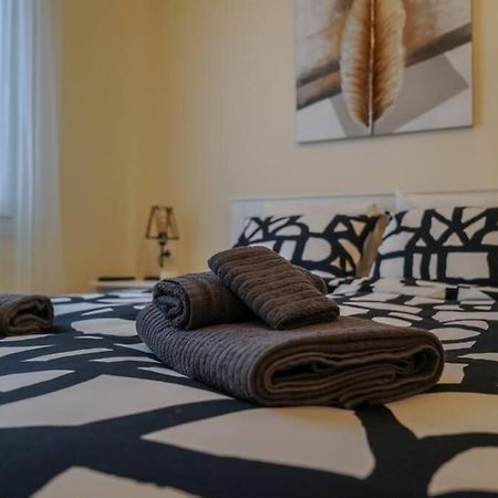 Modern Apartment In The City Center Янина Екстериор снимка