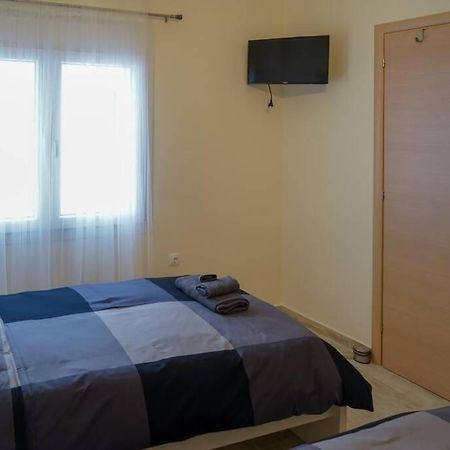 Modern Apartment In The City Center Янина Екстериор снимка