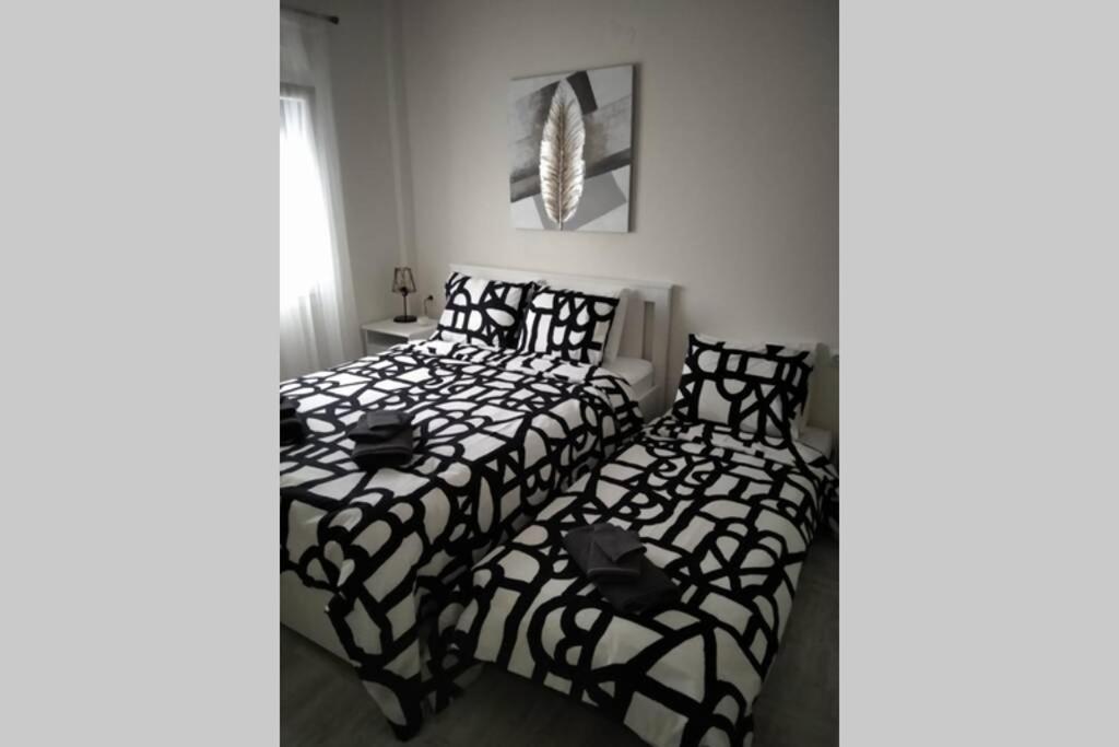 Modern Apartment In The City Center Янина Екстериор снимка