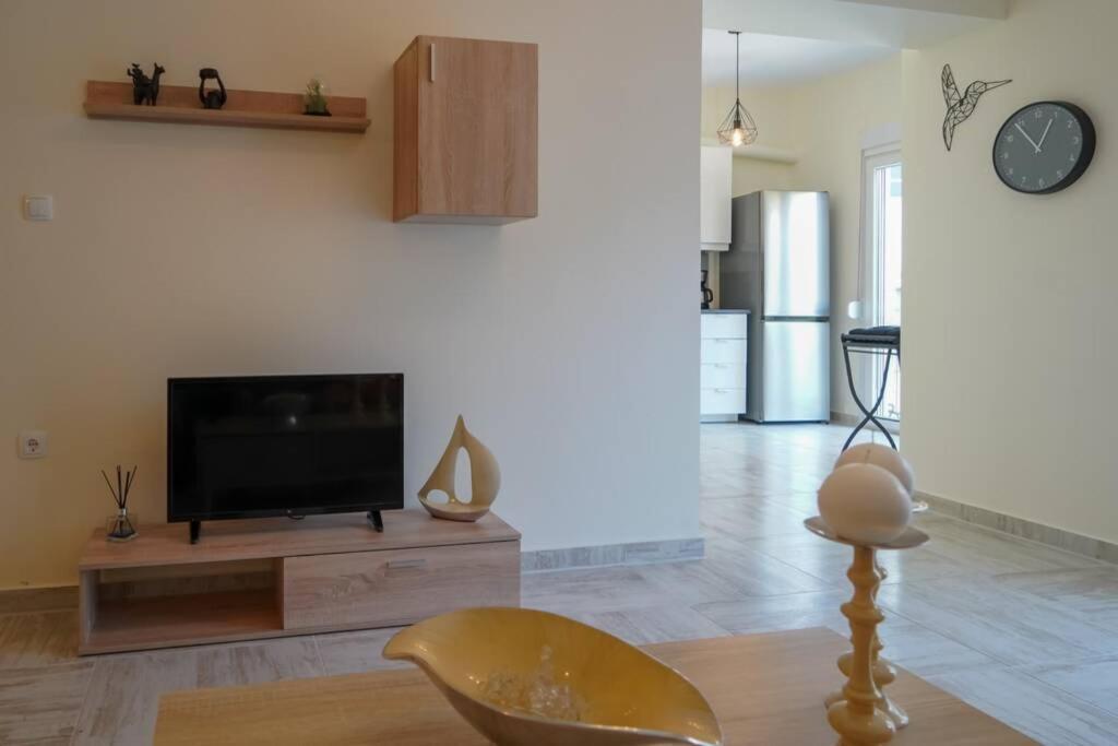 Modern Apartment In The City Center Янина Екстериор снимка