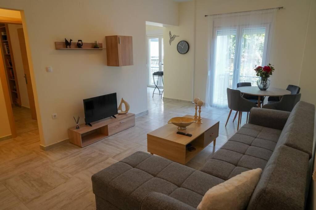 Modern Apartment In The City Center Янина Екстериор снимка