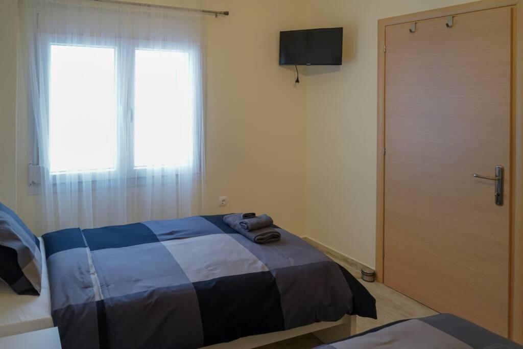 Modern Apartment In The City Center Янина Екстериор снимка
