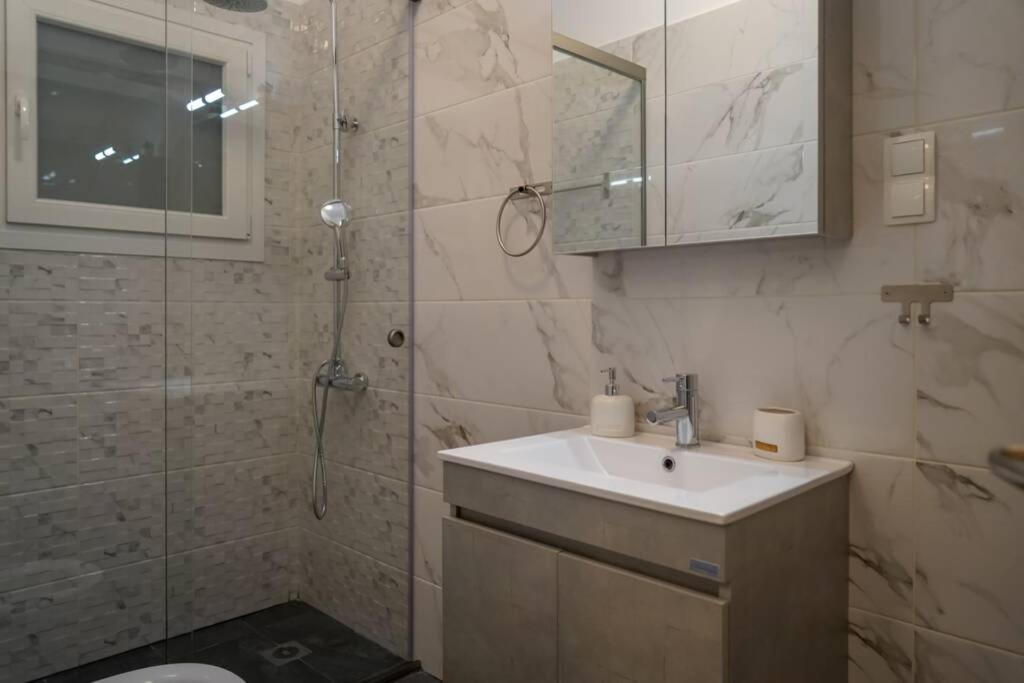 Modern Apartment In The City Center Янина Екстериор снимка