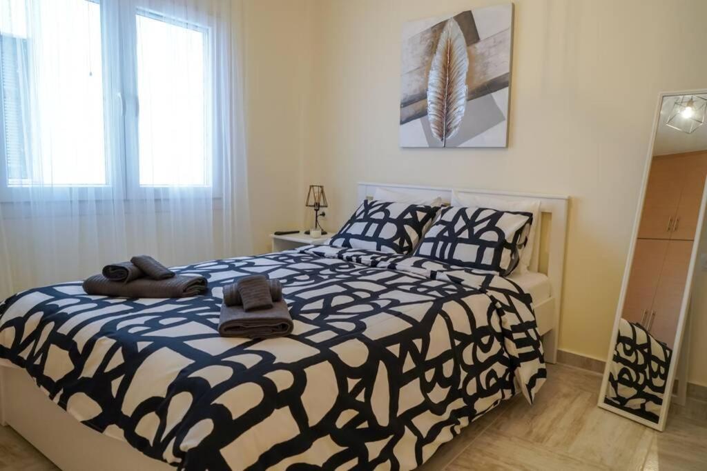 Modern Apartment In The City Center Янина Екстериор снимка