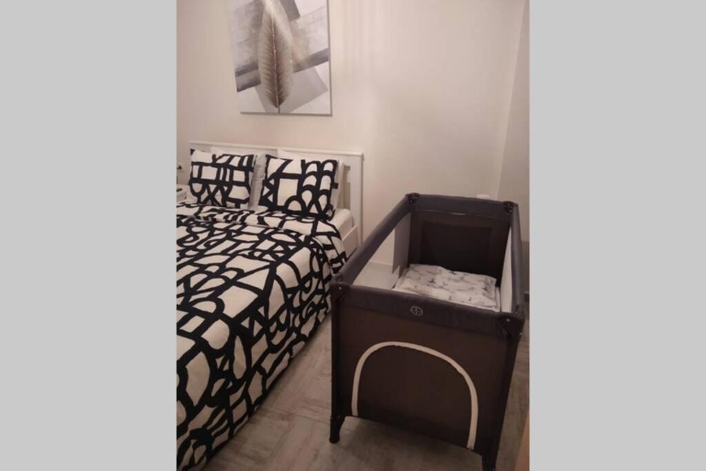 Modern Apartment In The City Center Янина Екстериор снимка