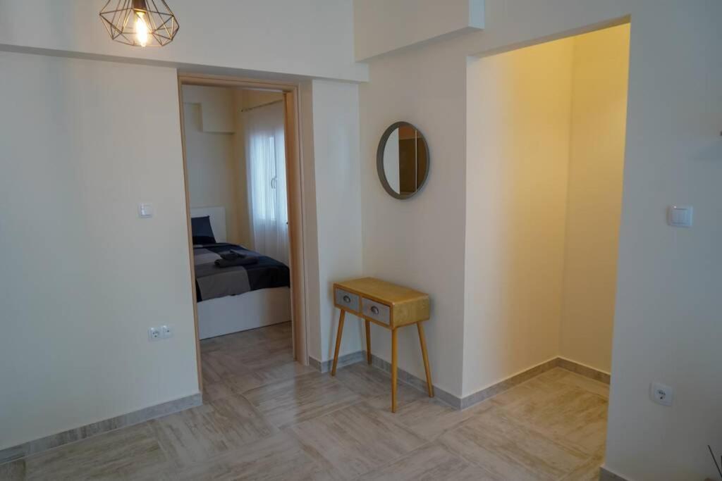 Modern Apartment In The City Center Янина Екстериор снимка