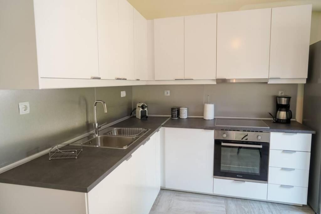 Modern Apartment In The City Center Янина Екстериор снимка