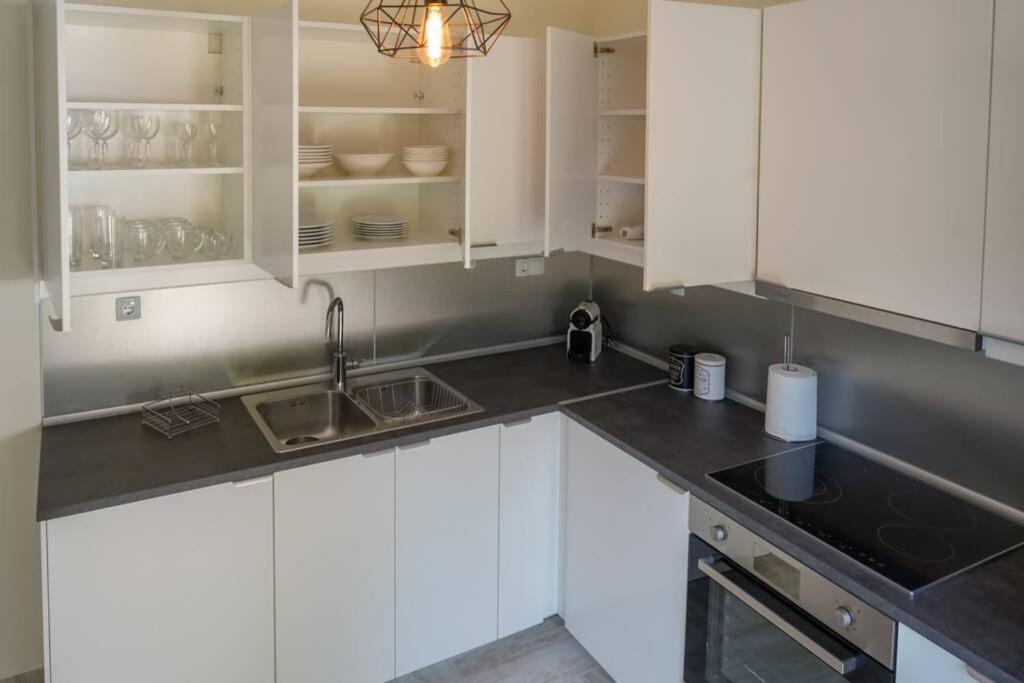 Modern Apartment In The City Center Янина Екстериор снимка