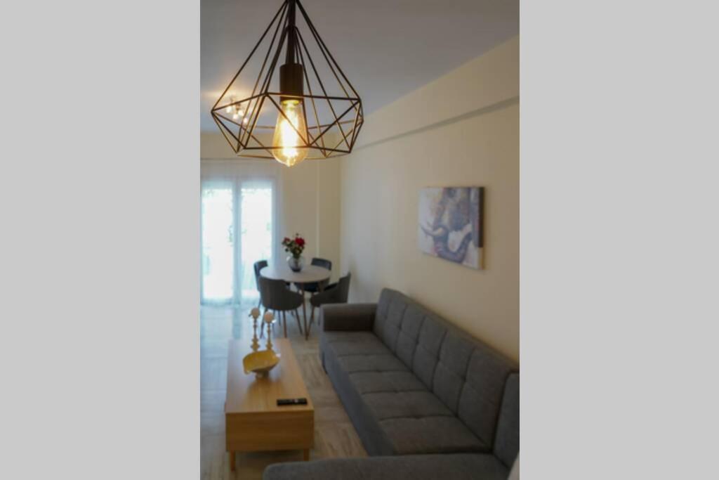 Modern Apartment In The City Center Янина Екстериор снимка